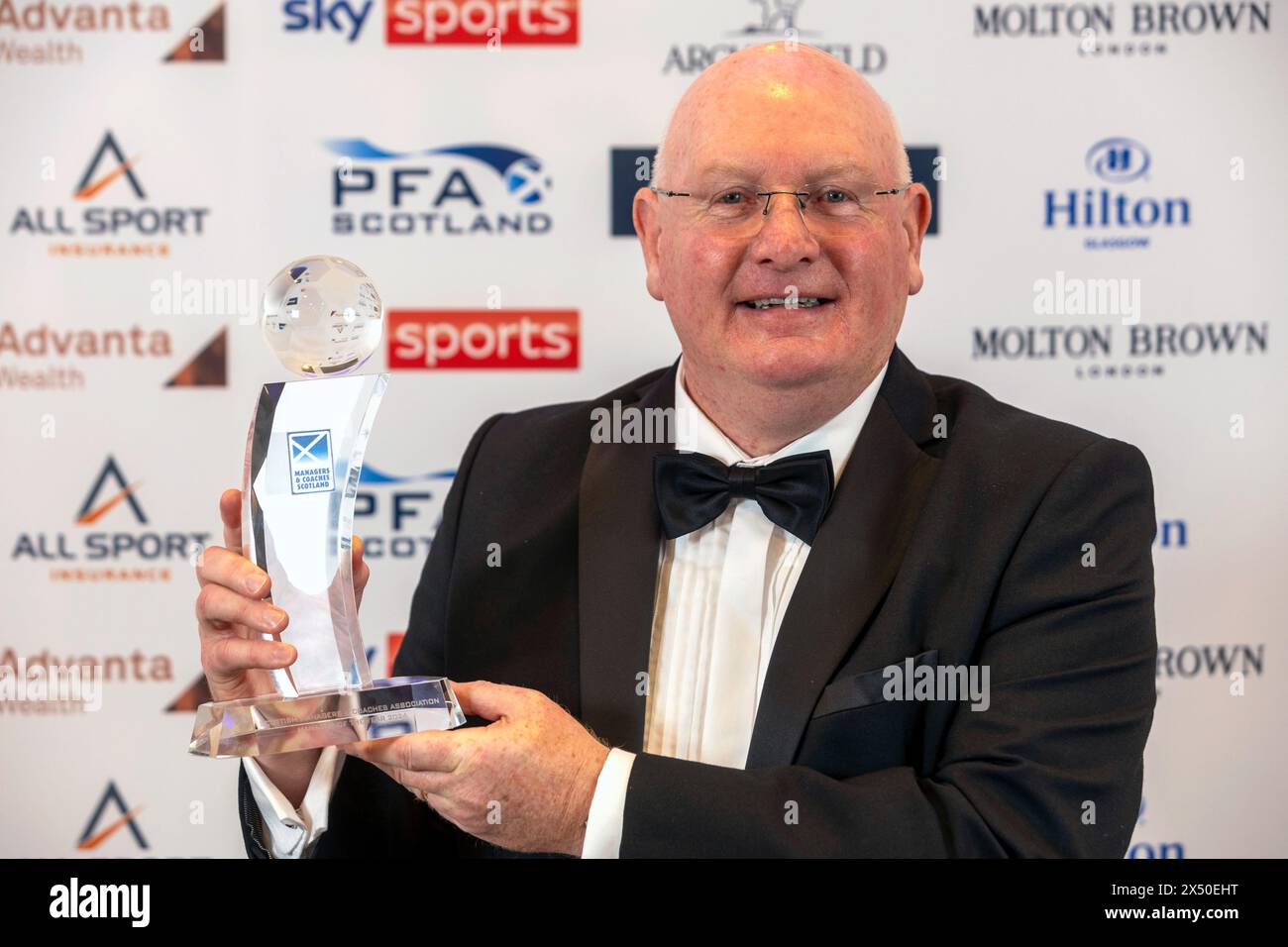 Le manager de Falkirk John McGlynn avec le prix du manager de l'année, lors du PFA Scotland Player of the Year Award à Glasgow, en Écosse. Date de la photo : dimanche 5 mai 2024. Banque D'Images