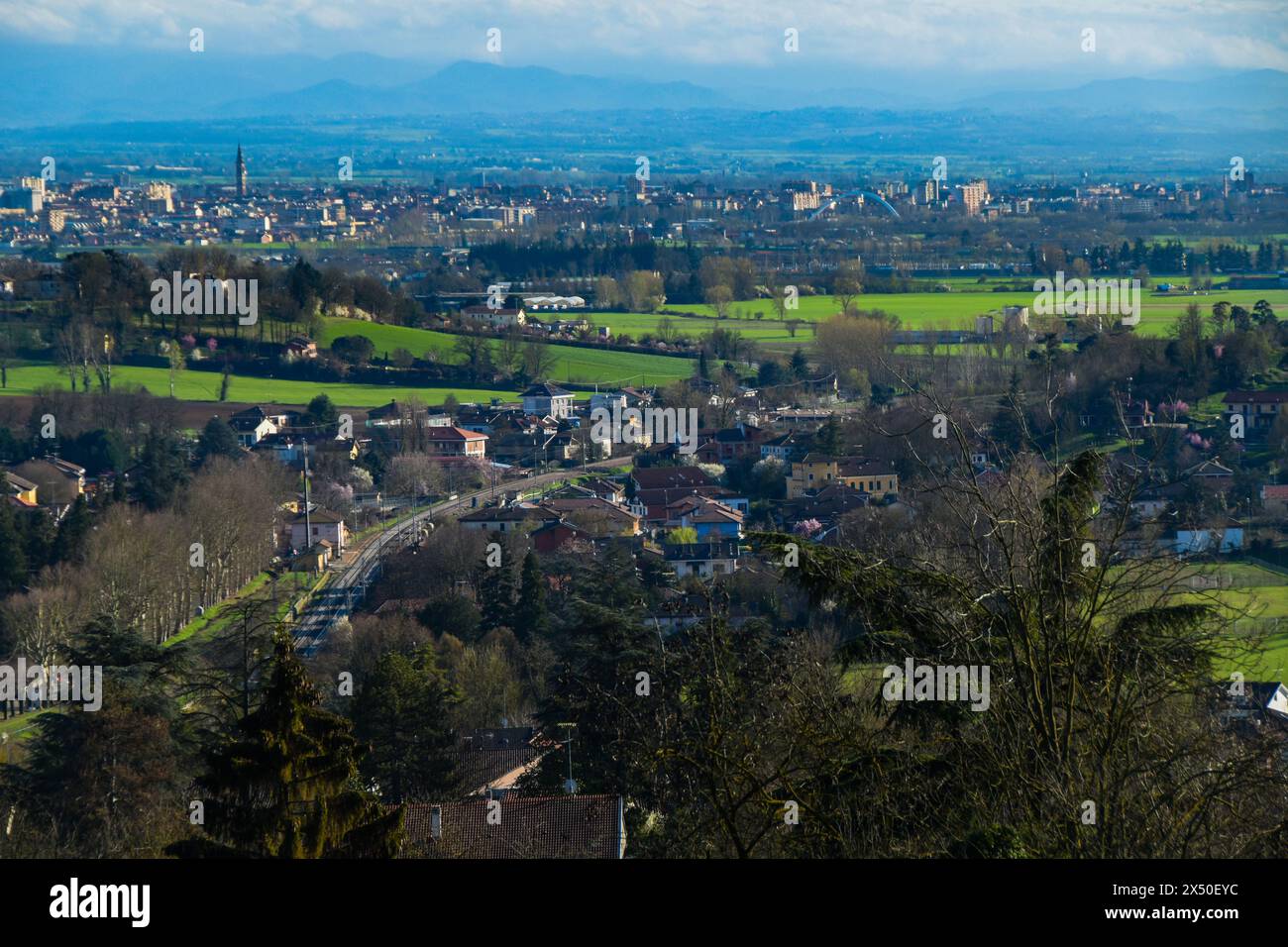 Paysage urbain aérien avec vue lointaine du pont Cittadella sur la rivière Tanaro, Alessandria, Piémont, Italie Banque D'Images