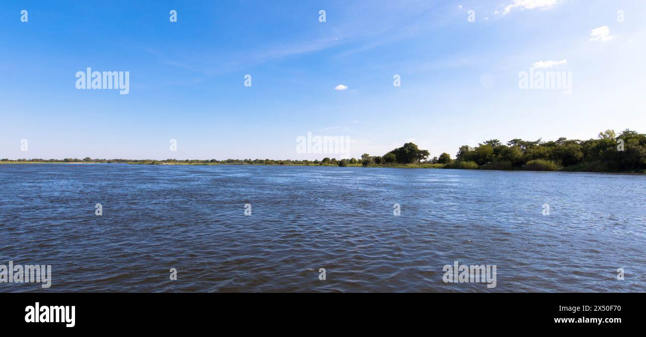 Belle vue panoramique sur la région de la rivière ​​the Okavango près de Divundu et du parc national de Mahango. Namibie, Afrique. Banque D'Images