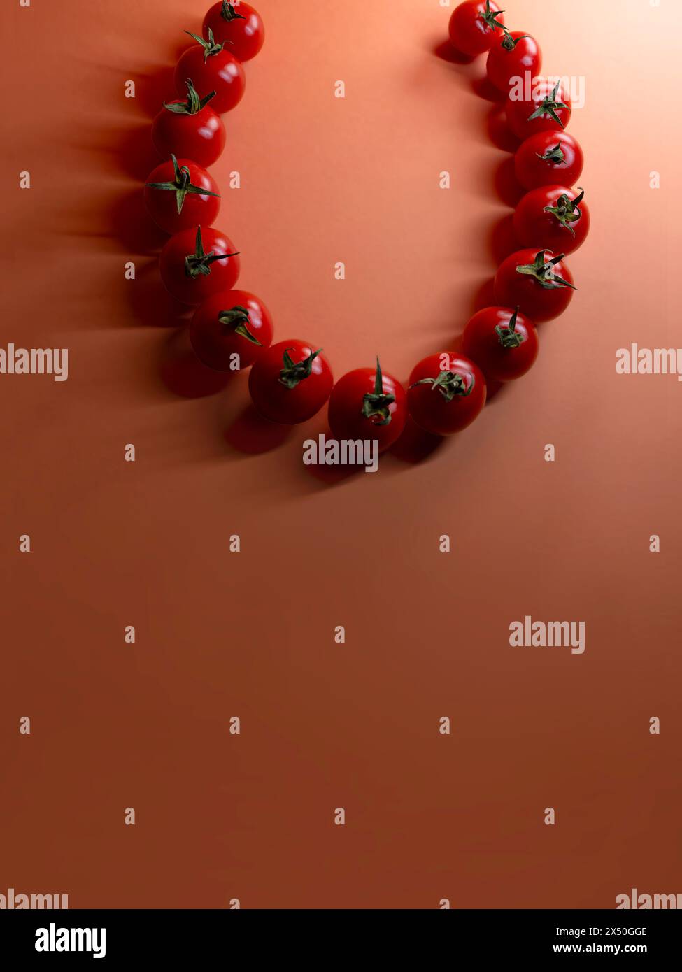 Gros plan d'un collier conceptuel fabriqué à partir de tomates Banque D'Images