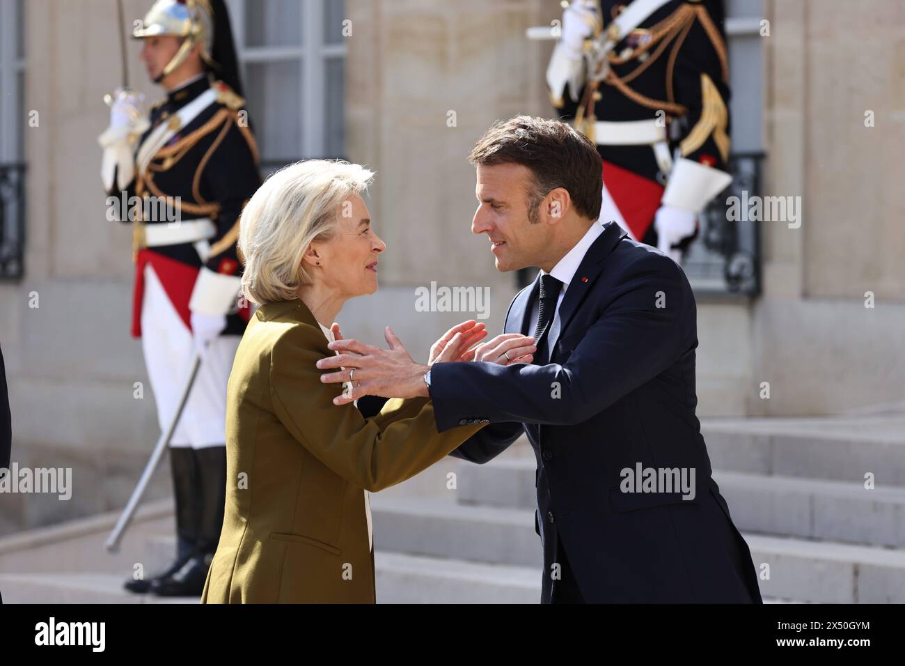 Paris, France. 06 mai 2024. © PHOTOPQR/LE PARISIEN/Fred Dugit ; Paris ; 06/05/2024 ; politique Paris (VIIIe), le 6 mai 2024 le président Emmanuel Macron reçoit en visite d'Etat de M. XI Jinping, Président de la République populaire de Chine au palais de l'élysée. Photo LP/Fred Dugit -- 05/06/2024, Paris, France le Président Emmanuel Macron reçoit M. XI Jinping, Président de la République populaire de Chine, en visite d'Etat au Palais de l'Elysée. *** Local Caption *** arrivée de XI Jinping à l'Elysée crédit : MAXPPP/Alamy Live News Banque D'Images