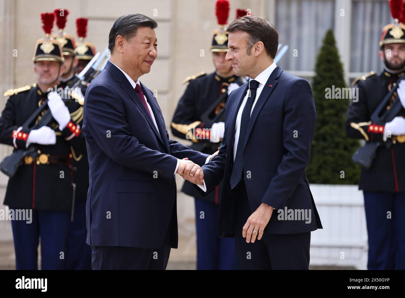 Paris, France. 06 mai 2024. © PHOTOPQR/LE PARISIEN/Fred Dugit ; Paris ; 06/05/2024 ; politique Paris (VIIIe), le 6 mai 2024 le président Emmanuel Macron reçoit en visite d'Etat de M. XI Jinping, Président de la République populaire de Chine au palais de l'élysée. Photo LP/Fred Dugit -- 05/06/2024, Paris, France le Président Emmanuel Macron reçoit M. XI Jinping, Président de la République populaire de Chine, en visite d'Etat au Palais de l'Elysée. *** Local Caption *** arrivée de XI Jinping à l'Elysée crédit : MAXPPP/Alamy Live News Banque D'Images