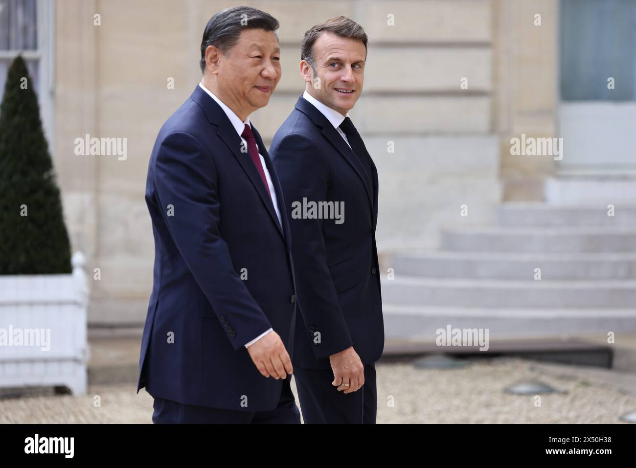 Paris, France. 06 mai 2024. © PHOTOPQR/LE PARISIEN/Fred Dugit ; Paris ; 06/05/2024 ; politique Paris (VIIIe), le 6 mai 2024 le président Emmanuel Macron reçoit en visite d'Etat de M. XI Jinping, Président de la République populaire de Chine au palais de l'élysée. Photo LP/Fred Dugit -- 05/06/2024, Paris, France le Président Emmanuel Macron reçoit M. XI Jinping, Président de la République populaire de Chine, en visite d'Etat au Palais de l'Elysée. *** Local Caption *** arrivée de XI Jinping à l'Elysée crédit : MAXPPP/Alamy Live News Banque D'Images