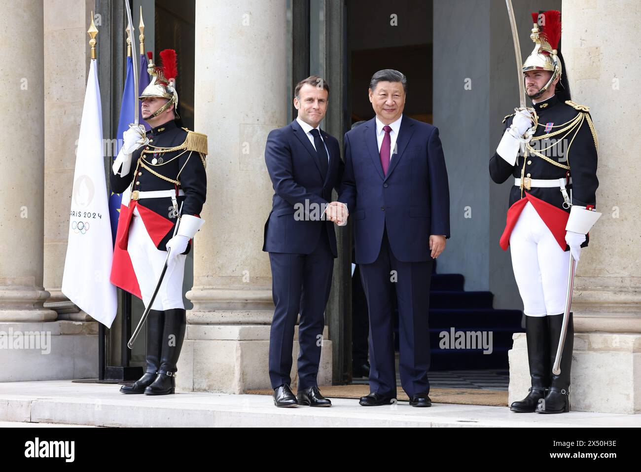 Paris, France. 06 mai 2024. © PHOTOPQR/LE PARISIEN/Fred Dugit ; Paris ; 06/05/2024 ; politique Paris (VIIIe), le 6 mai 2024 le président Emmanuel Macron reçoit en visite d'Etat de M. XI Jinping, Président de la République populaire de Chine au palais de l'élysée. Photo LP/Fred Dugit -- 05/06/2024, Paris, France le Président Emmanuel Macron reçoit M. XI Jinping, Président de la République populaire de Chine, en visite d'Etat au Palais de l'Elysée. *** Local Caption *** arrivée de XI Jinping à l'Elysée crédit : MAXPPP/Alamy Live News Banque D'Images