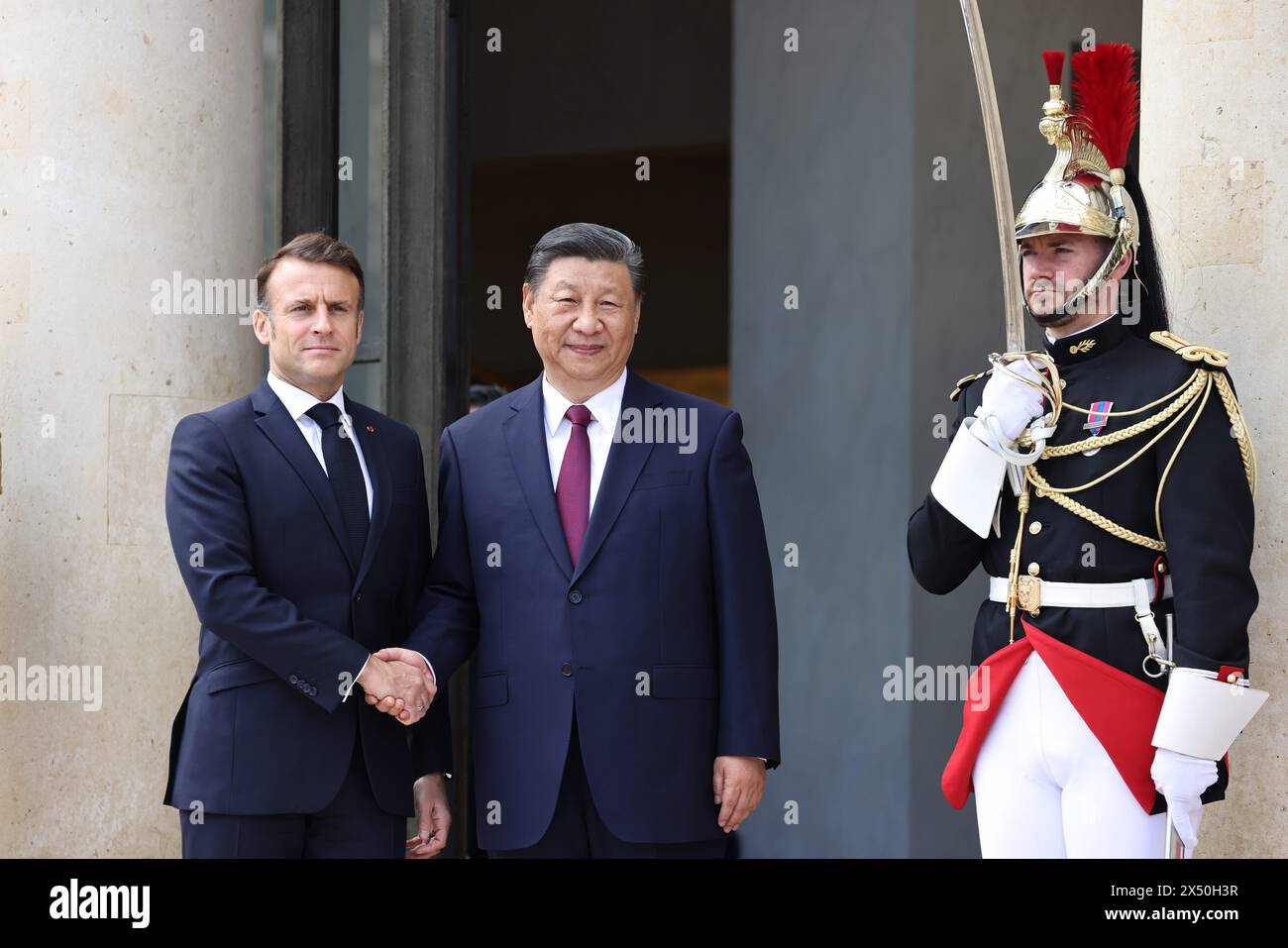 Paris, France. 06 mai 2024. © PHOTOPQR/LE PARISIEN/Fred Dugit ; Paris ; 06/05/2024 ; politique Paris (VIIIe), le 6 mai 2024 le président Emmanuel Macron reçoit en visite d'Etat de M. XI Jinping, Président de la République populaire de Chine au palais de l'élysée. Photo LP/Fred Dugit -- 05/06/2024, Paris, France le Président Emmanuel Macron reçoit M. XI Jinping, Président de la République populaire de Chine, en visite d'Etat au Palais de l'Elysée. *** Local Caption *** arrivée de XI Jinping à l'Elysée crédit : MAXPPP/Alamy Live News Banque D'Images