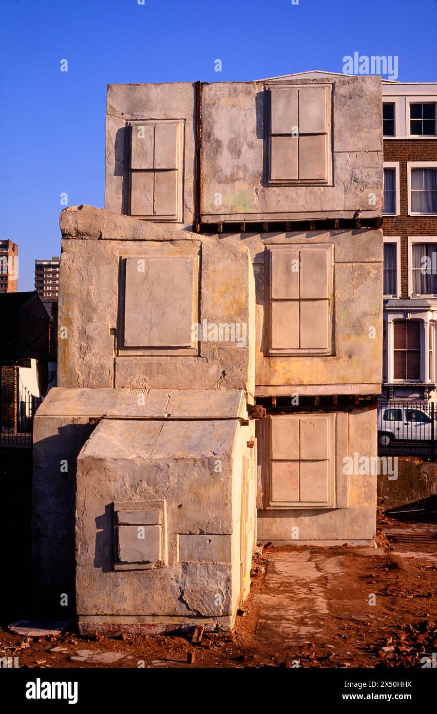 House est une sculpture publique temporaire de l'artiste britannique Rachel Whiteread sur Grove Road, Mile End, dans le quartier londonien de Tower Hamlets. Il a été achevé le 25 octobre 1993 et démoli onze semaines plus tard, le 11 janvier 1994. L'œuvre remporte à Whiteread le prix Turner du meilleur jeune artiste britannique et le prix K Foundation art pour le pire artiste britannique en novembre 1993. Grove Road, Mile End, Londres, Royaume-Uni. Date approximative 1er novembre 1993 Banque D'Images