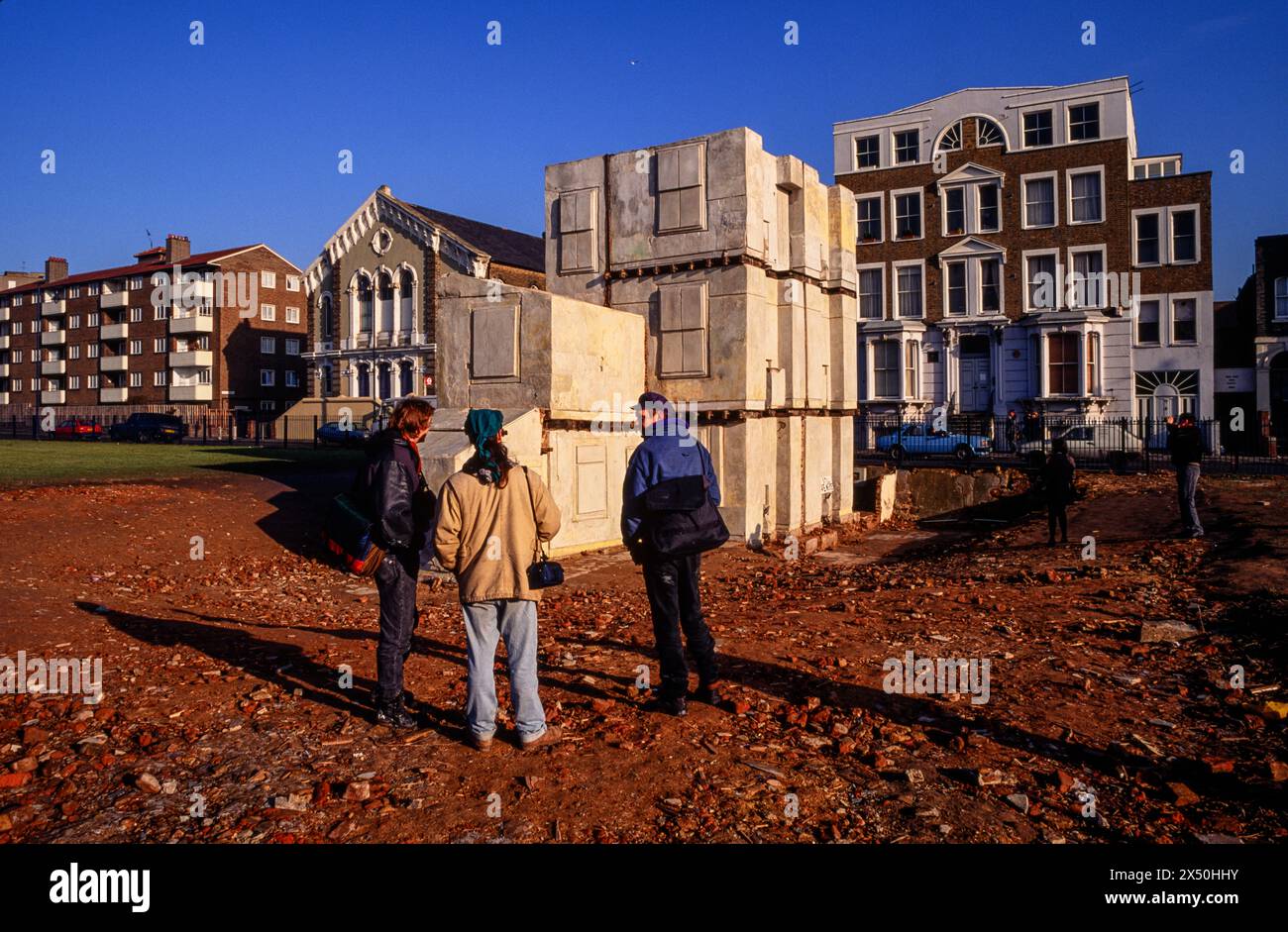 House est une sculpture publique temporaire de l'artiste britannique Rachel Whiteread sur Grove Road, Mile End, dans le quartier londonien de Tower Hamlets. Il a été achevé le 25 octobre 1993 et démoli onze semaines plus tard, le 11 janvier 1994. L'œuvre remporte à Whiteread le prix Turner du meilleur jeune artiste britannique et le prix K Foundation art pour le pire artiste britannique en novembre 1993. Grove Road, Mile End, Londres, Royaume-Uni. Date approximative 1er novembre 1993 Banque D'Images