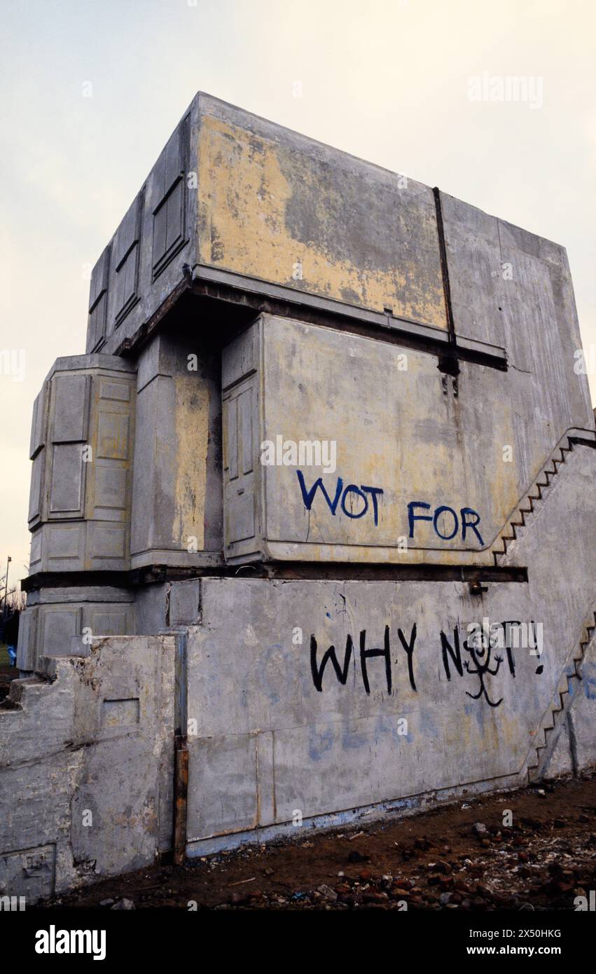 House est une sculpture publique temporaire de l'artiste britannique Rachel Whiteread sur Grove Road, Mile End, dans le quartier londonien de Tower Hamlets. Il a été achevé le 25 octobre 1993 et démoli onze semaines plus tard, le 11 janvier 1994. L'œuvre remporte à Whiteread le prix Turner du meilleur jeune artiste britannique et le prix K Foundation art pour le pire artiste britannique en novembre 1993. Grove Road, Mile End, Londres, Royaume-Uni. Date approximative 1er novembre 1993 Banque D'Images