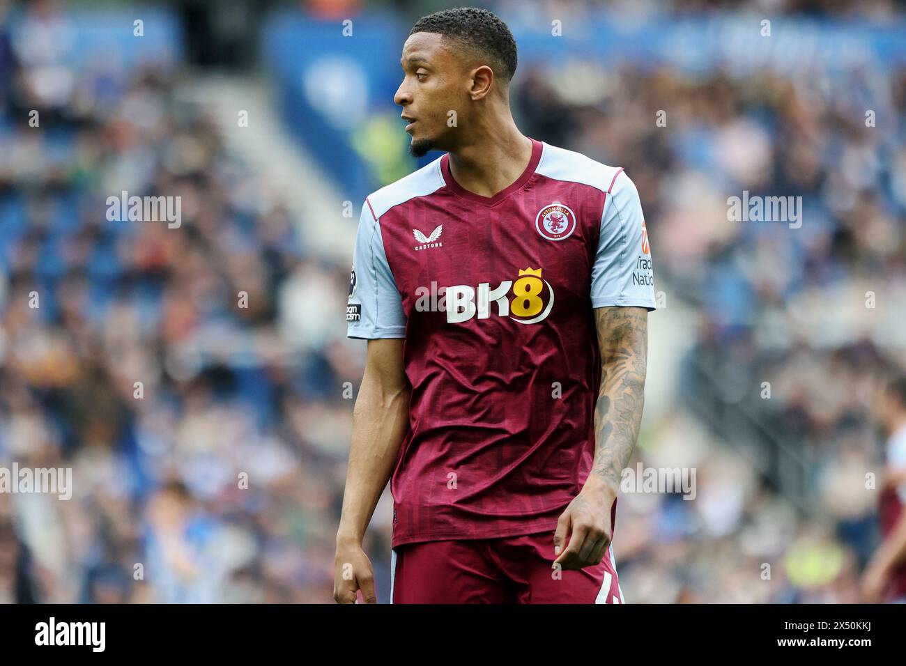 Ezri Konsa en action pour l'Aston Villa FC à l'AMEX Stadium Banque D'Images