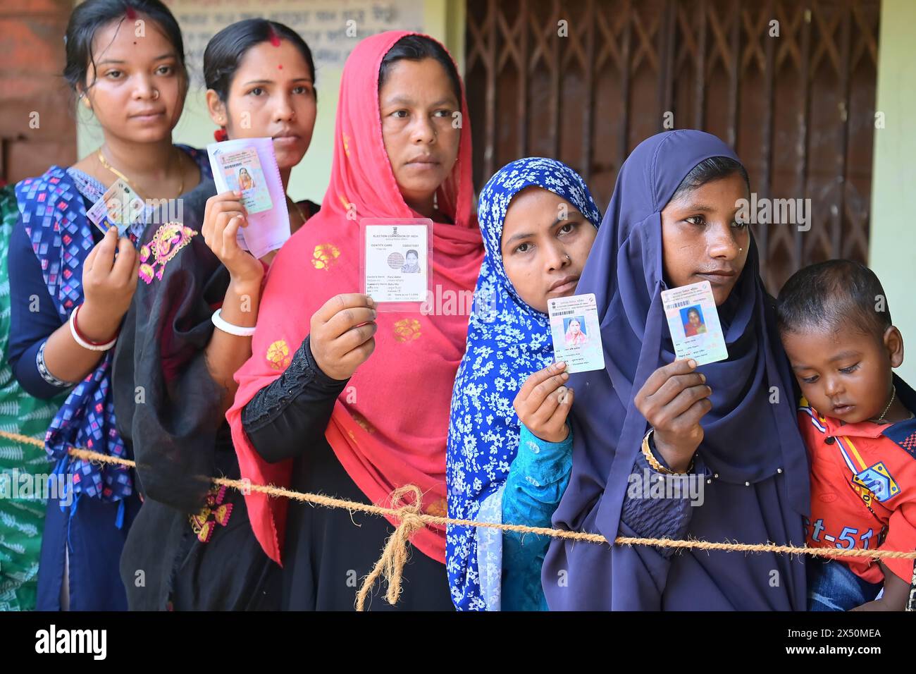 Les électeurs musulmans attendent patiemment leur tour pour voter dans un bureau de vote de Boxanagar à Agartala dans la première phase des élections de Lok Sabha. Tripura, Inde. Banque D'Images