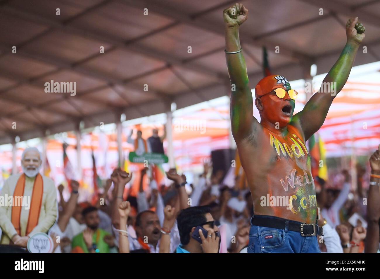 Les partisans du BJP lors d'un rassemblement du premier ministre Narendra Modi avant l'élection du Lok Sabha à Agartala. Tripura, Inde. Banque D'Images