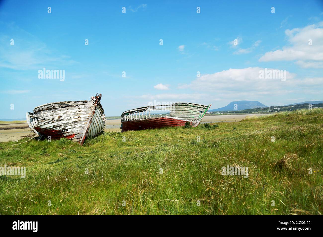 Les ruines de deux bateaux de pêche en bois avec la montagne Muckish en arrière-plan Banque D'Images