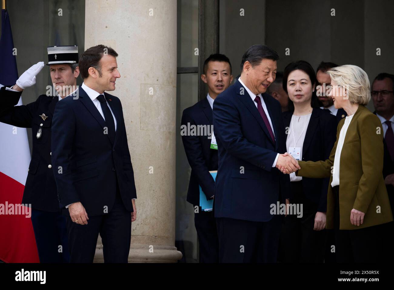 Paris, France. 06 mai 2024. Le président français Emmanuel Macron, le président chinois Xi Jinping s'entretiennent avec la présidente de la Commission européenne Ursula von der Leyen alors qu'ils partent après une réunion trilatérale dans le cadre de la visite d'État de deux jours du président chinois, au Palais de l'Elysée à Paris, le 6 mai 2024.photo d'Eliot Blondet/ABACAPRESS. COM Credit : Abaca Press/Alamy Live News Banque D'Images