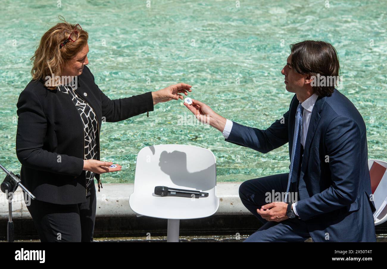 Roma, Italie. 06 mai 2024. Draw Ceremony, sorteggio per il cartellone maschile e femminile degli Internazionali di tennis a Roma. Nella foto il sorteggio svoltosi a Fontana di Trevi, Giulia Orlandi e l'Assessore Alessandro Onorato - Roma, Italia - Lunedì 6 Maggio 2024 (foto Valentina Stefanelli/LaPresse) cérémonie de tirage, tirage au sort pour le programme masculin et féminin des internationaux de tennis à Rome. Sur la photo le tirage au sort de la Fontaine de Trevi - Rome, Italie - lundi 6 mai 2024 (photo Valentina Stefanelli/LaPresse) crédit : LaPresse/Alamy Live News Banque D'Images