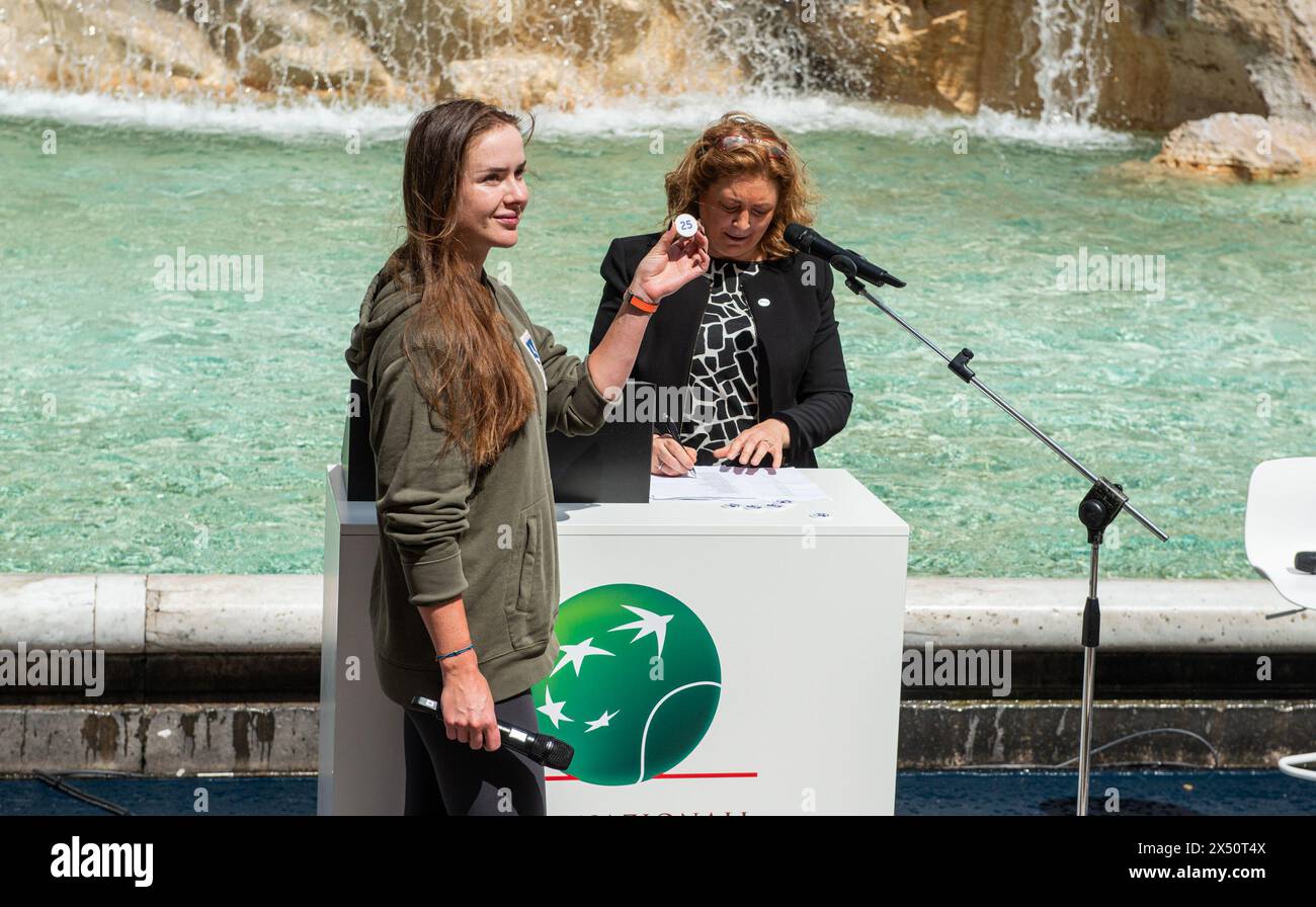 Roma, Italie. 06 mai 2024. Draw Ceremony, sorteggio per il cartellone maschile e femminile degli Internazionali di tennis a Roma. Nella foto il sorteggio svoltosi a Fontana di Trevi, Elina Svitolina, Giulia Orlandi- Roma, Italia - Lunedì 6 Maggio 2024 (foto Valentina Stefanelli/LaPresse) cérémonie de tirage, tirage au sort pour le programme masculin et féminin des internationaux de tennis à Rome. Sur la photo le tirage au sort tenu à la Fontaine de Trevi, Elina Svitolina, Giulia Orlandi- Rome, Italie - lundi 6 mai 2024 (photo Valentina Stefanelli/LaPresse) crédit : LaPresse/Alamy Live News Banque D'Images