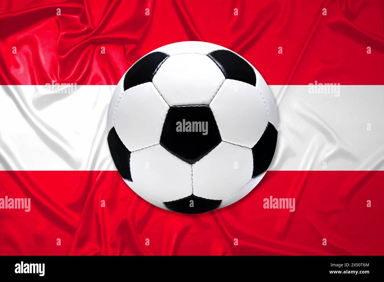 Football en cuir noir et blanc avec drapeau de l'Autriche Banque D'Images
