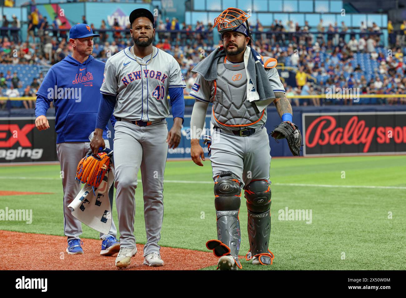 Petersburg, FL : le lanceur Luis Severino (40) et le receveur Omar Narváez (2) des New York mets se dirigent vers la dugout avant un match de la MLB le 5 mai 2024 au TR Banque D'Images