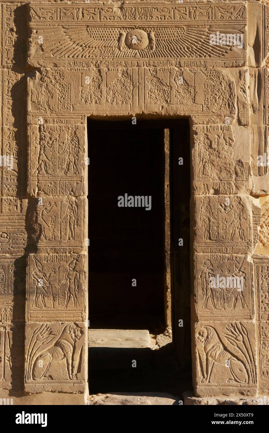 Égypte. Philae Temple, dédié à la déesse Isis. Érigé pendant les périodes ptolémaïque et romaine. Reliefs sur une porte du temple. Ci-dessus, représentation d'un disque solaire ailé. Île d'Agilkia. Assouan. Banque D'Images