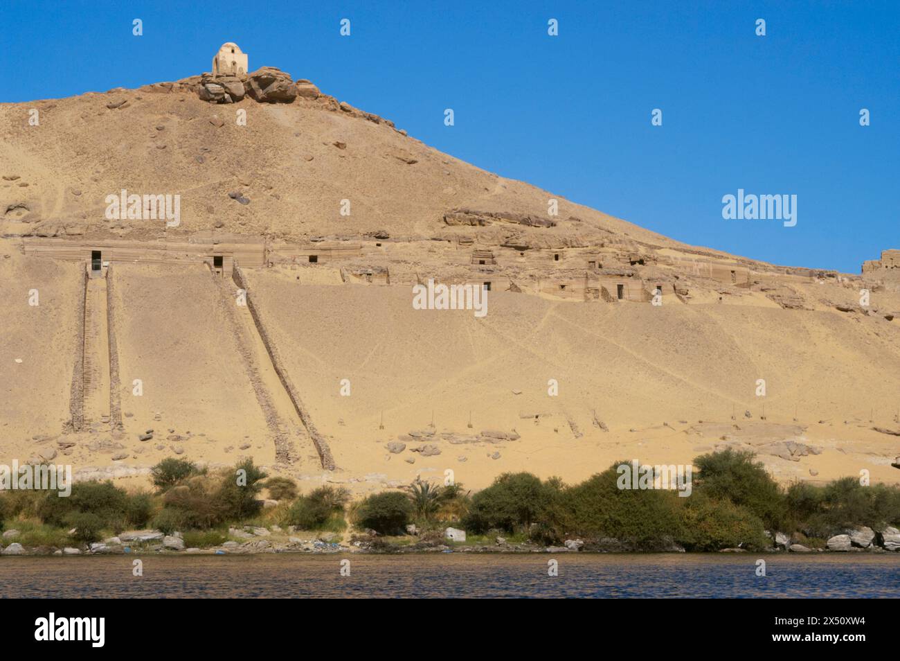 Assouan, Égypte. Qubbet el-Hawa ou Dôme du vent. Tombes hypogées creusées dans la colline. Ils appartenaient à des fonctionnaires de haut rang et à des princes de l'ancien et du moyen Royaumes. Un monastère copte a été érigé sur la colline. Banque D'Images