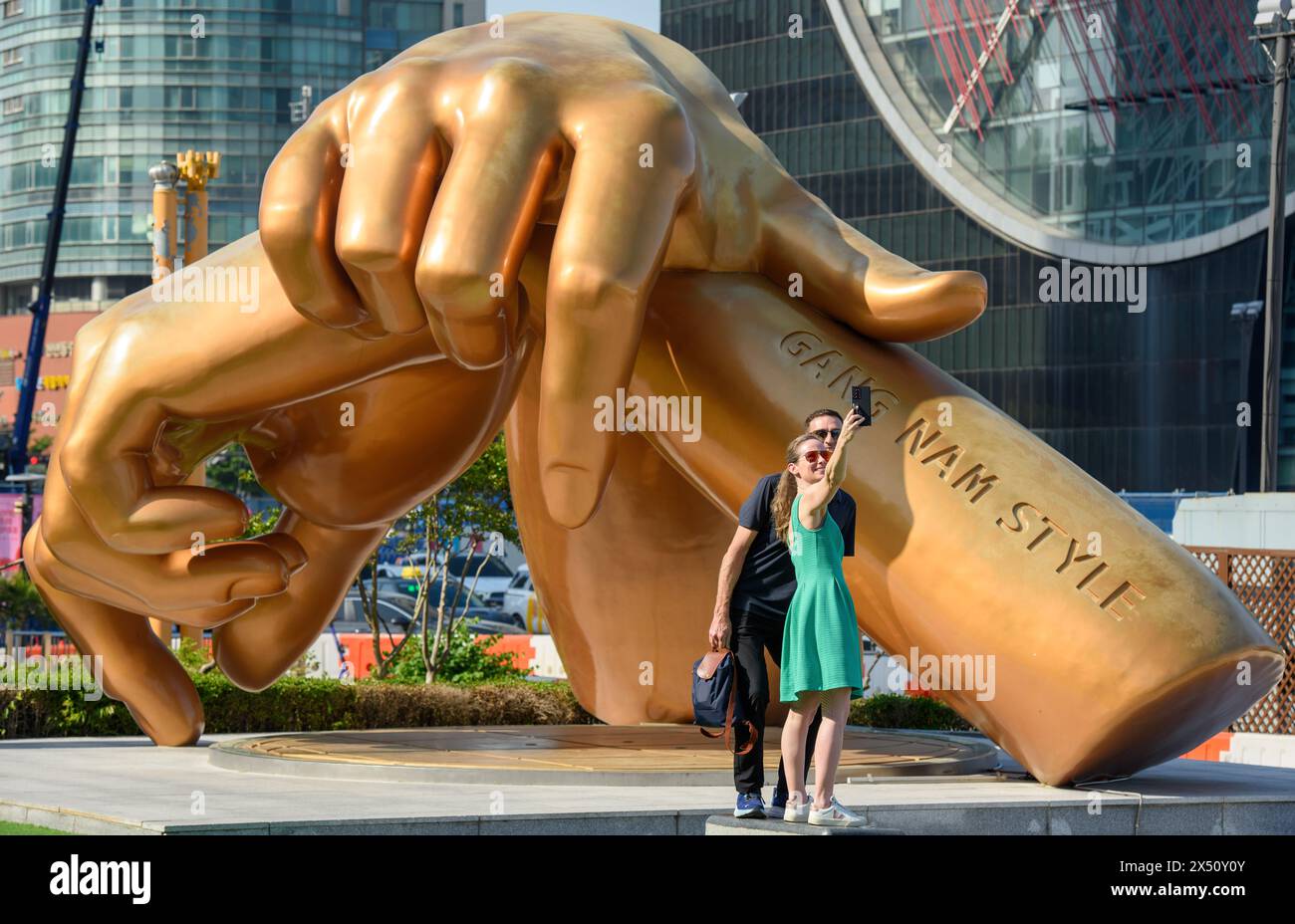 Séoul, Corée du Sud. 03 mai 2024. Les gens prennent des photos avec une statue de style Gangnam à Séoul. Une statue du célèbre « Gangnam style » de la chanteuse sud-coréenne Psy en 2012 se trouve dans le sud de Séoul. La chanson (4,6 milliards de vues) que la plupart des gens connaissent est devenue très célèbre non seulement dans le monde mais aussi en Corée. Crédit : SOPA images Limited/Alamy Live News Banque D'Images