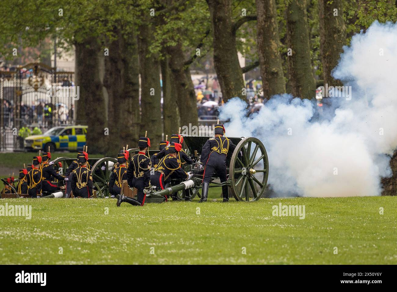 Londres, Royaume-Uni, 6 mai 2024. Un salut royal est tiré à Green Park par la troupe royale du cheval de l'artillerie royale célébrant le premier anniversaire du couronnement du roi Charles III. Crédit : David Rowland/Alamy Live News Banque D'Images