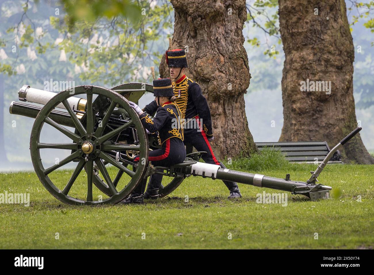 Londres, Royaume-Uni, 6 mai 2024. Un salut royal est tiré à Green Park par la troupe royale du cheval de l'artillerie royale célébrant le premier anniversaire du couronnement du roi Charles III. Crédit : David Rowland/Alamy Live News Banque D'Images