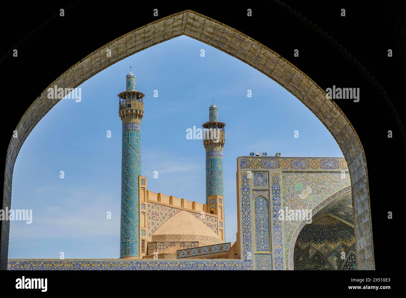 Ispahan, Iran - 30 mars 2024 : la mosquée Shah, également connue sous le nom de mosquée Imam, est située sur la place Naghsh-e Jahan à Ispahan, en Iran. Banque D'Images