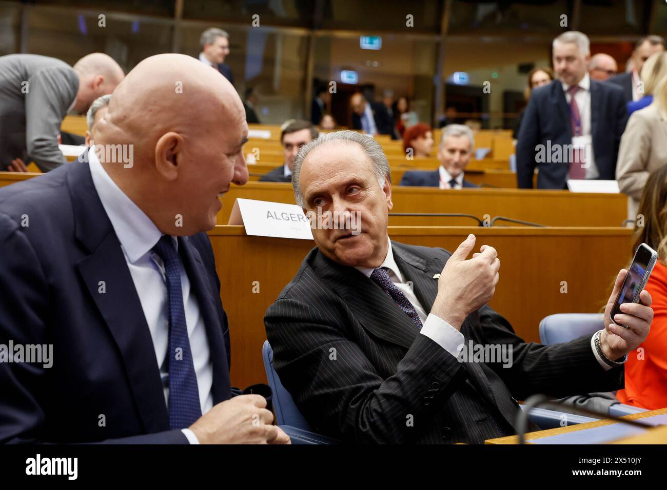 Roma, Italie. 06 mai 2024. Il Ministro della Difesa Guido Crosetto con il capo della delegazione NATO in Italia Lorenzo Cesa allÕ Assemblea parlamentare della NATO, seminario GSM su Mediterraneo e Medio Oriente ÑPoliticaÑ Roma, Italia - Luned“ 06, Maggio 2024 (foto Cecilia Fabiano/LaPresse) ê le ministre de la Défense Guido Crosetto et le chef de la délégation italienne de l'OTAN Lorenzo Cesa à l'Assemblée parlementaire de l'OTAN sur la Méditerranée et le moyen-Orient Groupe spécial - politique - Rome, Italie - lundi 6 mai 2024 (photo Cecilia Fabiano/LaPresse) crédit : LaPresse/Alamy Live News Banque D'Images