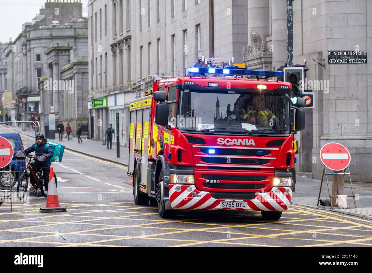 1er mai 2024. Aberdeen City, Écosse. C'est un pompier du SFRS sur un appel d'urgence sur Union Street dans le centre-ville d'Aberdeen. Crédit - Jasperimage Banque D'Images