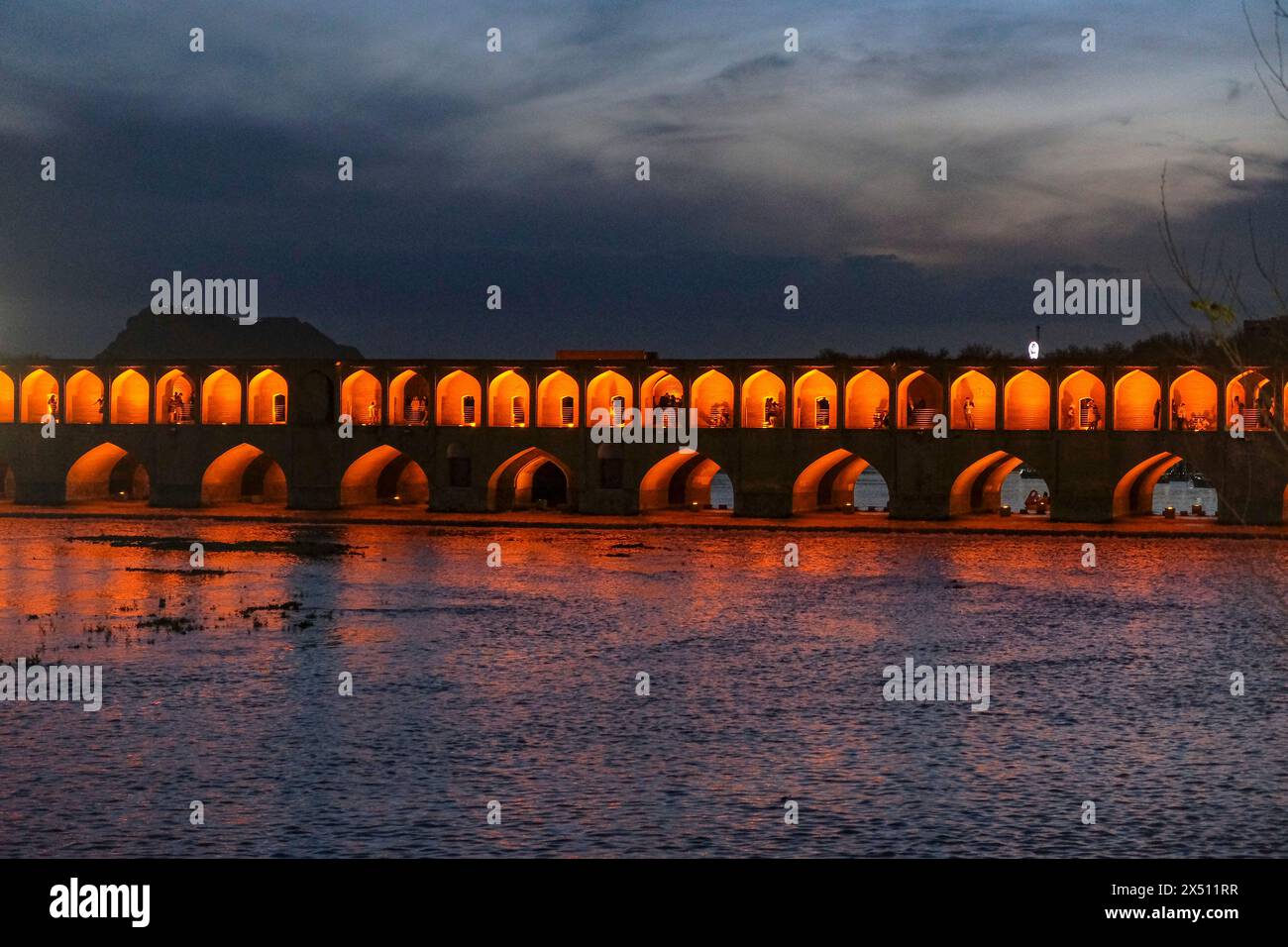Ispahan, Iran - 31 mars 2024 : le pont Allahverdi Khan, populairement connu sous le nom de si-o-se-pol, est le plus grand des onze ponts historiques d'Ispahan Banque D'Images