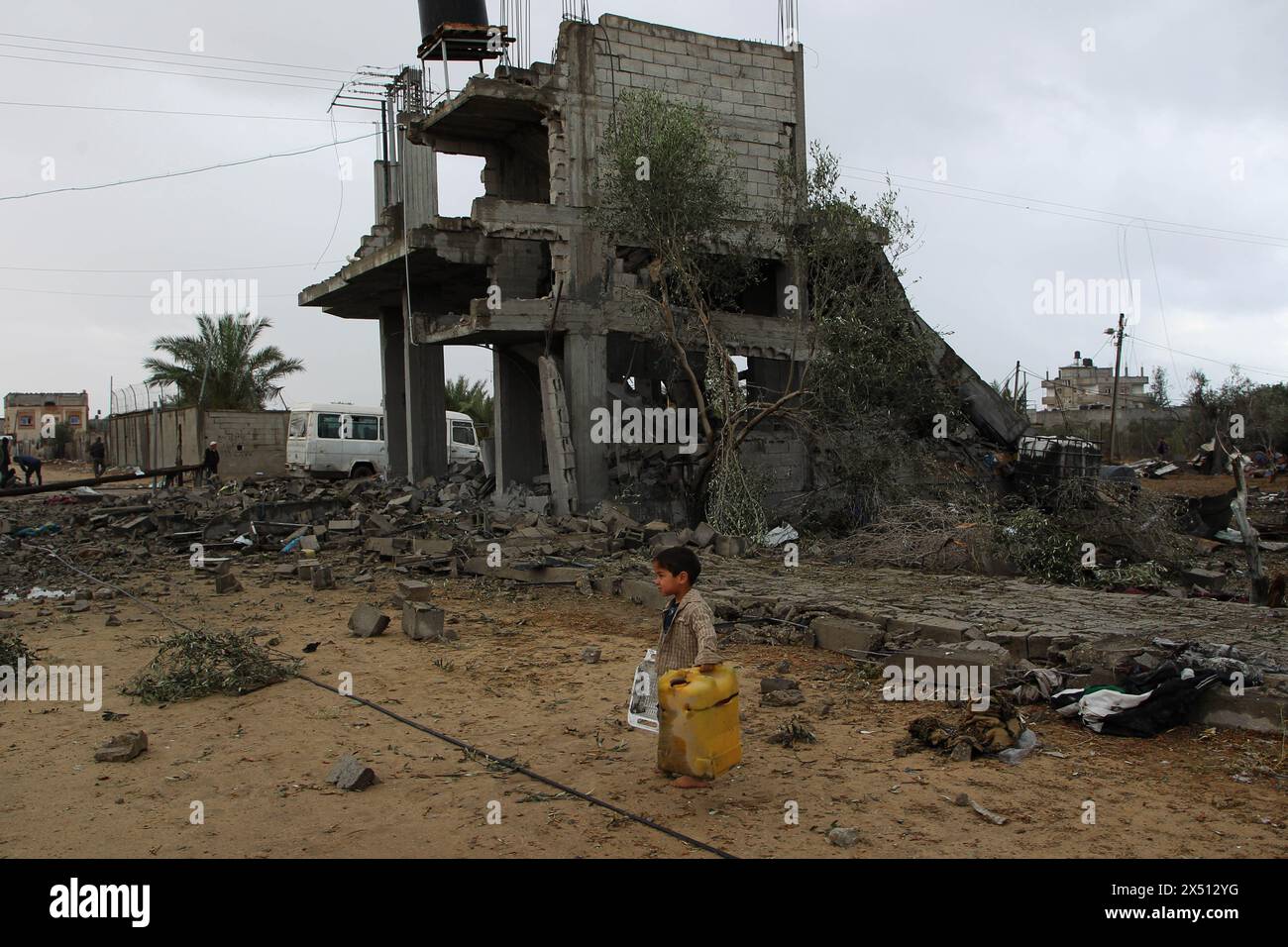 Rafah. 6 mai 2024. Un garçon passe devant une maison détruite dans la ville de Rafah, dans le sud de la bande de Gaza, le 6 mai 2024. Lundi, l'armée israélienne a ordonné aux résidents palestiniens d'évacuer les quartiers est de Rafah, la ville la plus méridionale de Gaza, en prévision d'une offensive planifiée dans la région. Crédit : Khaled Omar/Xinhua/Alamy Live News Banque D'Images