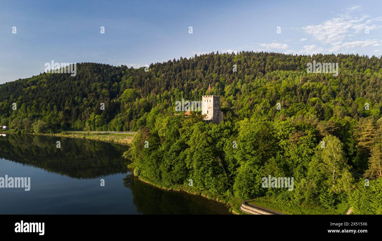 Château médiéval Tropsztyn sur la rivière Dunajec dans la petite Pologne. Vue aérienne par drone. Banque D'Images