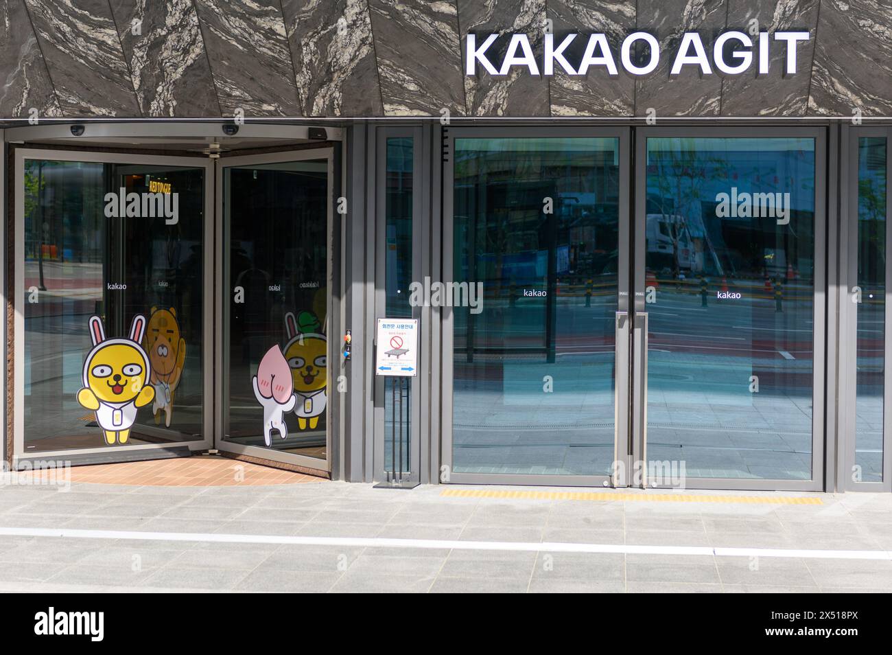Seongnam, Corée du Sud. 04 mai 2024. Un bureau de la porte de Kakao à Seongnam. Kakao Corporation est un conglomérat Internet sud-coréen. Il a été créé en 2010 par une fusion entre Daum Communications et Kakao Corp. La société est devenue plus célèbre grâce à KakaoTalk, une application de messagerie instantanée mobile gratuite pour smartphones avec des fonctionnalités de texte et d'appel. En mai 2017, l'application comptait 220 millions d'utilisateurs enregistrés et 47 millions d'utilisateurs mensuels actifs. Crédit : SOPA images Limited/Alamy Live News Banque D'Images