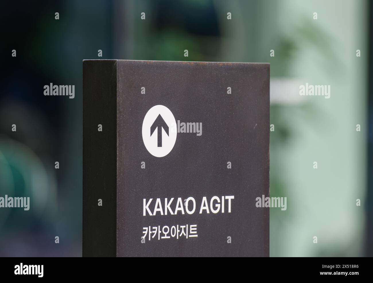 Seongnam, Corée du Sud. 04 mai 2024. Un panneau de guidage devant le bureau de Kakao à Seongnam. Kakao Corporation est un conglomérat Internet sud-coréen. Il a été créé en 2010 par une fusion entre Daum Communications et Kakao Corp. La société est devenue plus célèbre grâce à KakaoTalk, une application de messagerie instantanée mobile gratuite pour smartphones avec des fonctionnalités de texte et d'appel. En mai 2017, l'application comptait 220 millions d'utilisateurs enregistrés et 47 millions d'utilisateurs mensuels actifs. Crédit : SOPA images Limited/Alamy Live News Banque D'Images