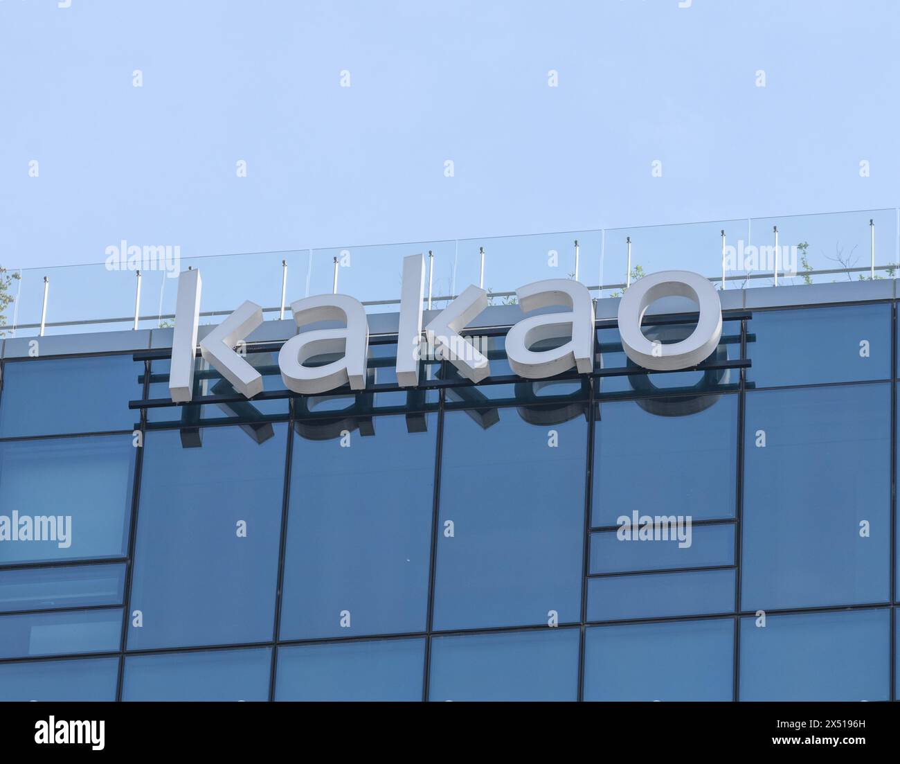 Seongnam, Corée du Sud. 04 mai 2024. Un logo avec le bureau de Kakao à Seongnam. Kakao Corporation est un conglomérat Internet sud-coréen. Il a été créé en 2010 par une fusion entre Daum Communications et Kakao Corp. La société est devenue plus célèbre grâce à KakaoTalk, une application de messagerie instantanée mobile gratuite pour smartphones avec des fonctionnalités de texte et d'appel. En mai 2017, l'application comptait 220 millions d'utilisateurs enregistrés et 47 millions d'utilisateurs mensuels actifs. (Photo de Kim Jae-Hwan/SOPA images/Sipa USA) crédit : Sipa USA/Alamy Live News Banque D'Images