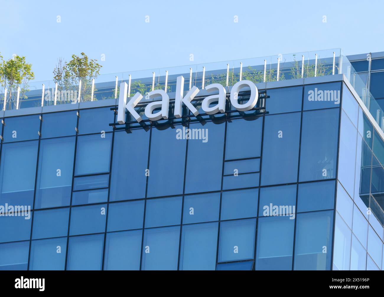 Seongnam, Corée du Sud. 04 mai 2024. Un logo avec le bureau de Kakao à Seongnam. Kakao Corporation est un conglomérat Internet sud-coréen. Il a été créé en 2010 par une fusion entre Daum Communications et Kakao Corp. La société est devenue plus célèbre grâce à KakaoTalk, une application de messagerie instantanée mobile gratuite pour smartphones avec des fonctionnalités de texte et d'appel. En mai 2017, l'application comptait 220 millions d'utilisateurs enregistrés et 47 millions d'utilisateurs mensuels actifs. (Photo de Kim Jae-Hwan/SOPA images/Sipa USA) crédit : Sipa USA/Alamy Live News Banque D'Images