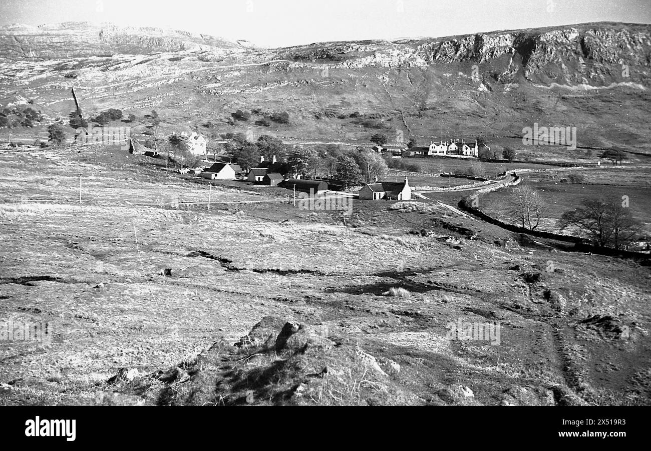 Années 1950, historique, vue sur le paysage du village d'Assynt à Sutherland, Highlands, Écosse, Royaume-Uni, montrant la lande sauvage et au loin la pluie de montagne. Banque D'Images