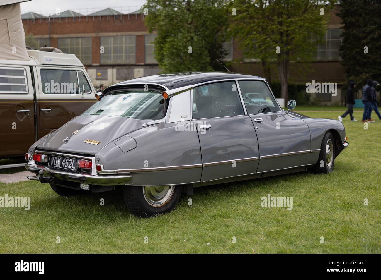 1973 Citroën DS 23, exposé lors de l'April Scramble qui s'est tenu au Bicester Heritage Centre le 21 avril 2024. Banque D'Images