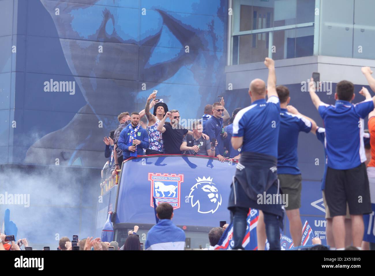 Ipswich, Royaume-Uni. 6 mai 2024. Ipswich Town Football Club célèbre les promotions consécutives, cette saison en premier League. Les supporters se sont rassemblés devant le terrain à Portman Road pour accueillir le bus de l'équipe au début du défilé à travers la ville. Des fusées éclairantes ont été allumées créant de la fumée bleue pour ajouter à l'atmosphère. Credit:Eastern Views/Alamy Live News Banque D'Images