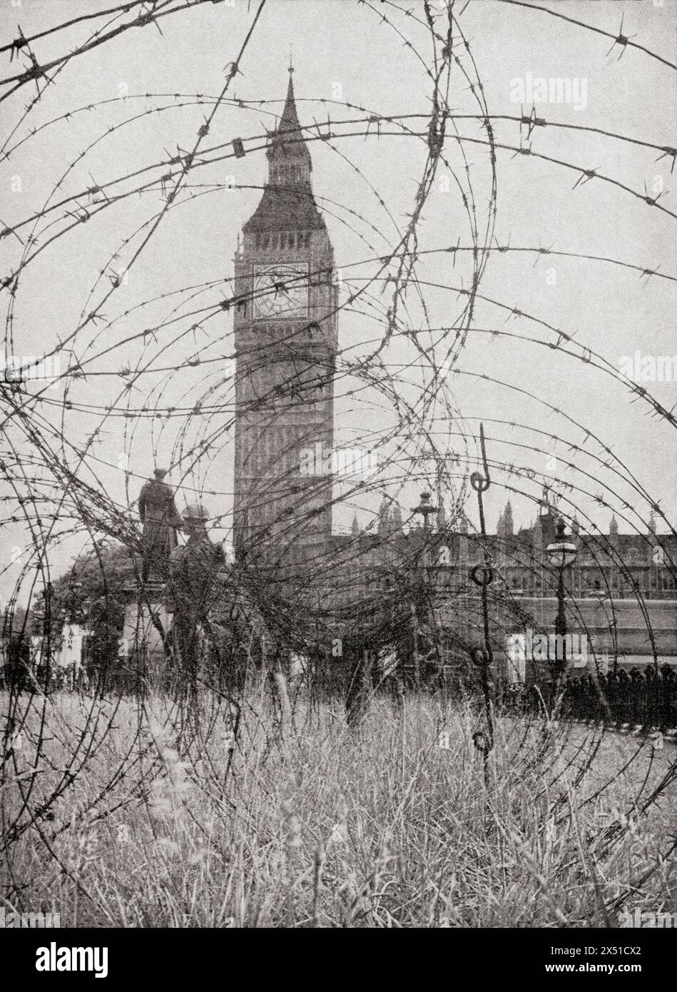 La Grande-Bretagne se prépare à l'invasion. Enchevêtrements de fils barbelés placés à des endroits stratégiques, 1940. De la Guerre en images, première année. Banque D'Images