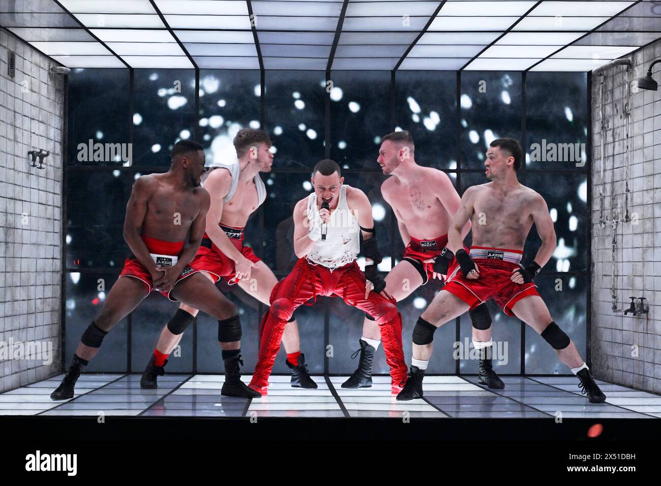 Malmö, SUÈDE 20240506Olly Alexander représentant la Grande-Bretagne avec l'entrée 'Dizzy' lors de la première manche de la première demi-finale de la 68e editi Banque D'Images