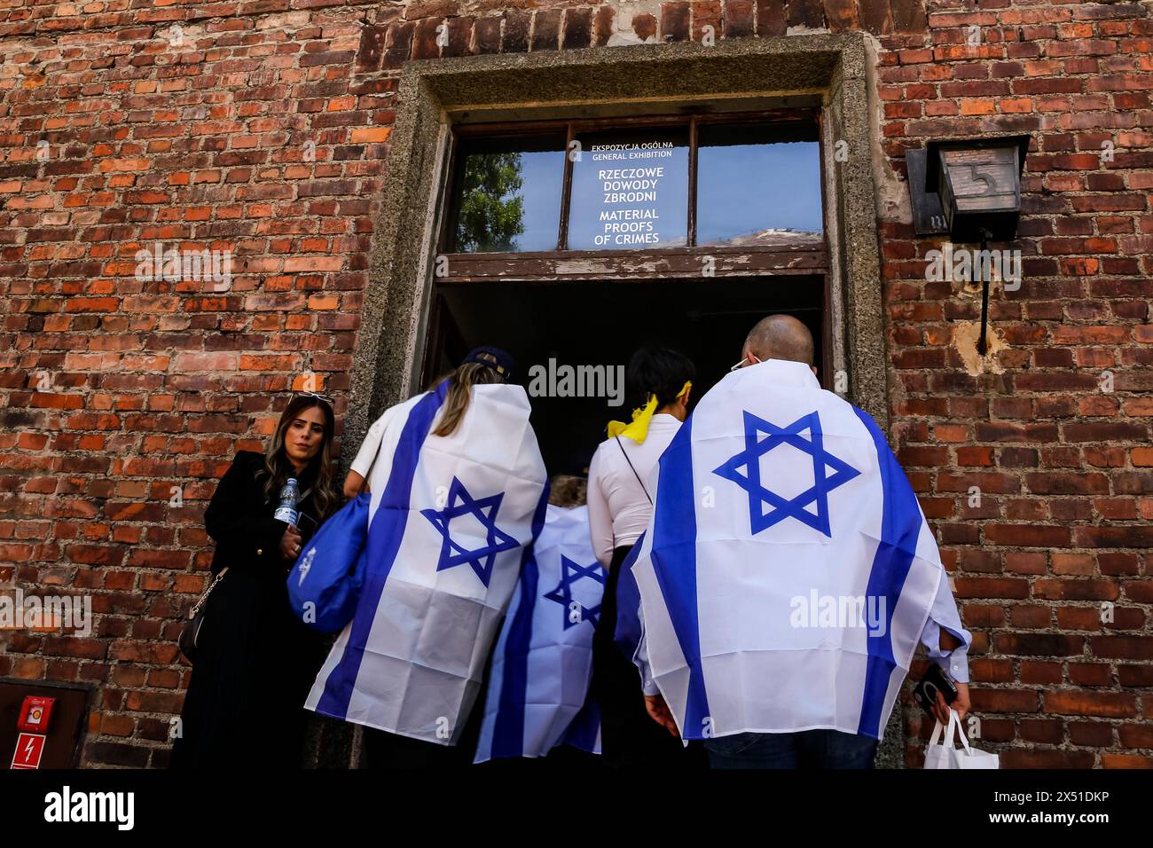 Les visiteurs visitent des expositions à leur arrivée pour la Marche des vivants au camp d'Auschwitz, avec 55 survivants de l'Holocauste participant le 6 mai 2024 à O?wi?cim, Pologne. Survivants de l'Holocauste, et survivants du 7 octobre assistent à la marche des vivants ensemble avec une délégation, entre autres, des États-Unis, du Canada, de l'Italie, Royaume-Uni. Lors de la Journée commémorative de l'Holocauste observée dans le calendrier juif (Yom HaShoah), des milliers de participants marchent silencieusement d'Auschwitz à Birkenau. La marche a un but éducatif et commémoratif. Cette année, le mois de mars a été hautement politisé en raison de la guerre israélienne Banque D'Images