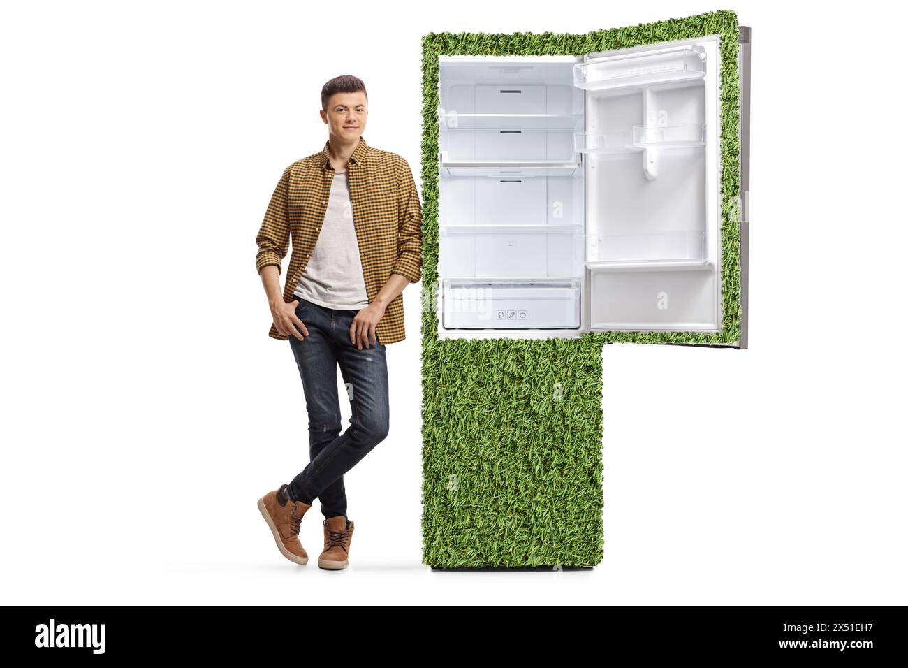 Guy appuyé sur un réfrigérateur vert avec des produits alimentaires sains isolé sur fond blanc Banque D'Images