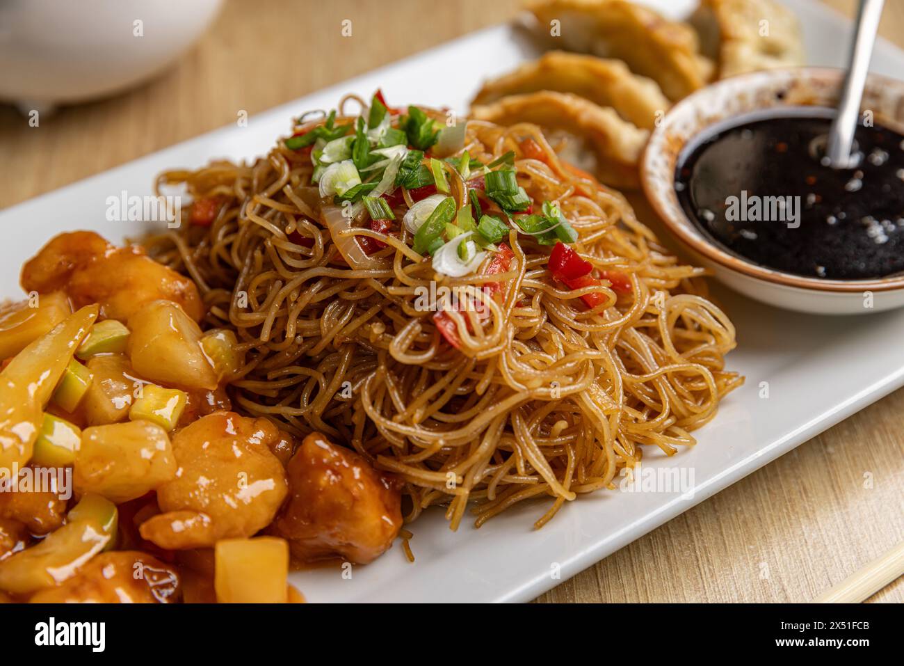 Délicieux plateau de cuisine asiatique avec nouilles et boulettes Banque D'Images