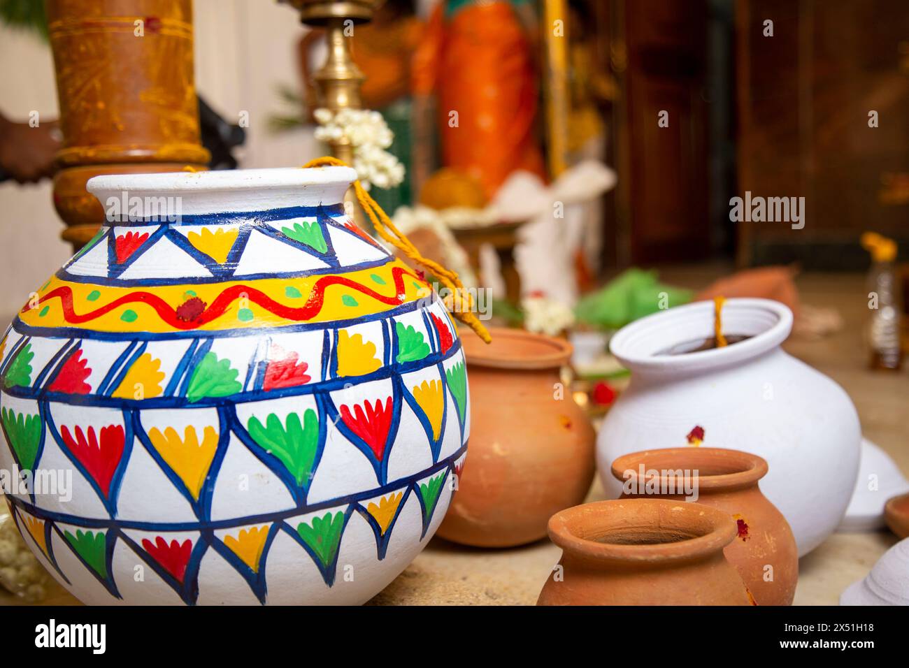 Cérémonie de mariage indienne hindoue avec des pots colorés peints à la main, fil jaune. Banque D'Images