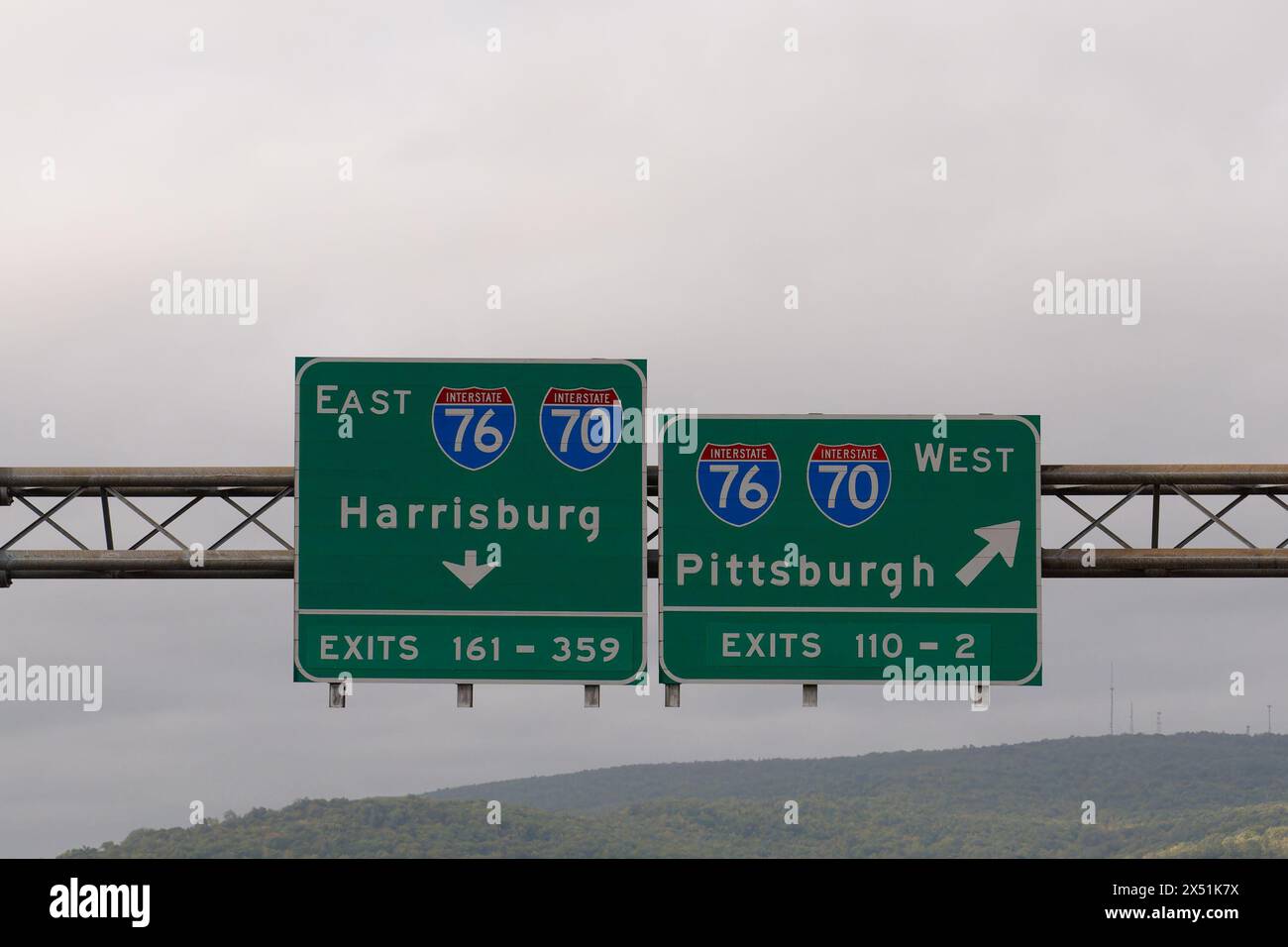 Panneaux de sortie pour l'Interstate 76 et l'Interstate 70, direction est vers Harrisburg, Pennsylvanie et direction ouest vers Pittsburgh, Pennsylvanie Banque D'Images
