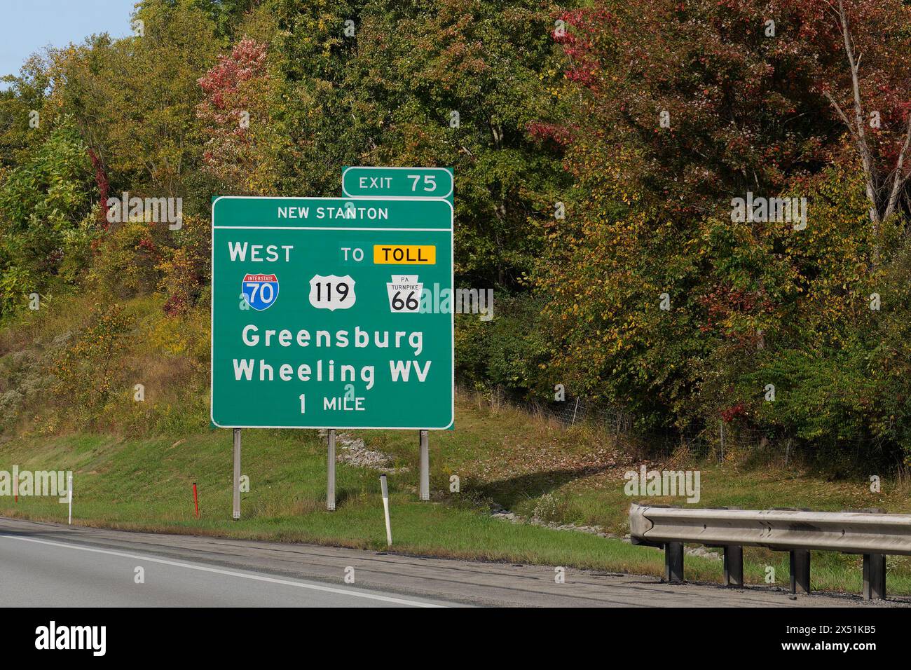 Prenez la sortie 75 pour Greensburg, Pennsylvanie et Wheeling, Virginie occidentale via l'I-70, l'US-119 et la PA-66, la route à péage Amos K Hutchinson Bypass Banque D'Images