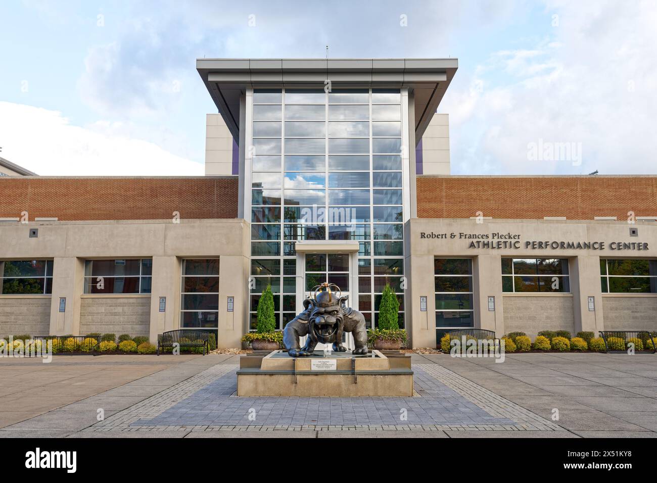 Harrisonburg, Virginie - 21 octobre 2023 : Duke Dog Statue, par Lee Leuning, devant le Robert et Francis Plecker Athletic performance Center Banque D'Images