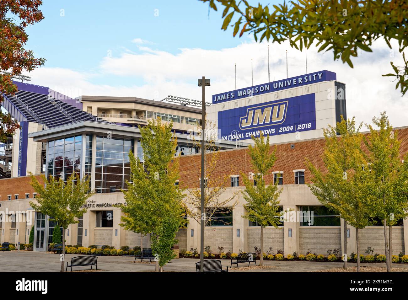 Harrisonburg, Virginie - 21 octobre 2023 : vue du panneau des champions nationaux de l'Université James Madison au stade Bridgeforth. Banque D'Images