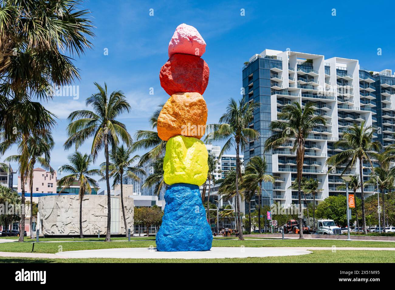 Miami, Floride - 2 avril 2024 : 'Miami Mountain' par Ugo Rondinone est une sculpture de 42 pieds de haut et aux couleurs vives dans Collins Park par le Bass Museum of Banque D'Images